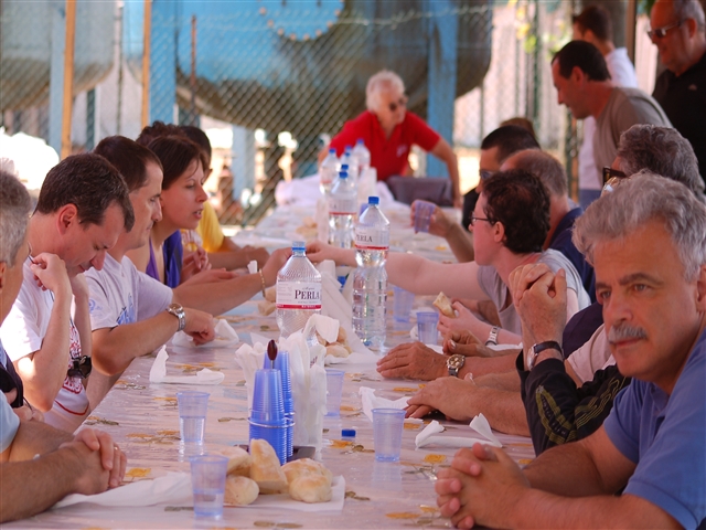 Giocatori, arbitri, allenatori e amici si godono la stupenda ospitalità della signora Anna e del Bollate Baseball... come sempre a fine partita... a tavola!